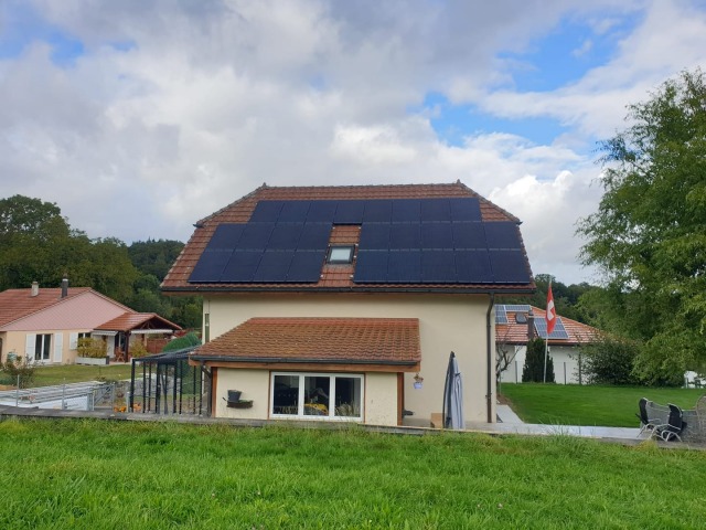 Image Solaire photovoltaïque: <br/>Installation sur une villa à Lossy