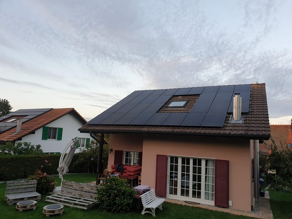 Image Solaire photovoltaïque: Installation sur une villa familiale à Corminboeuf
