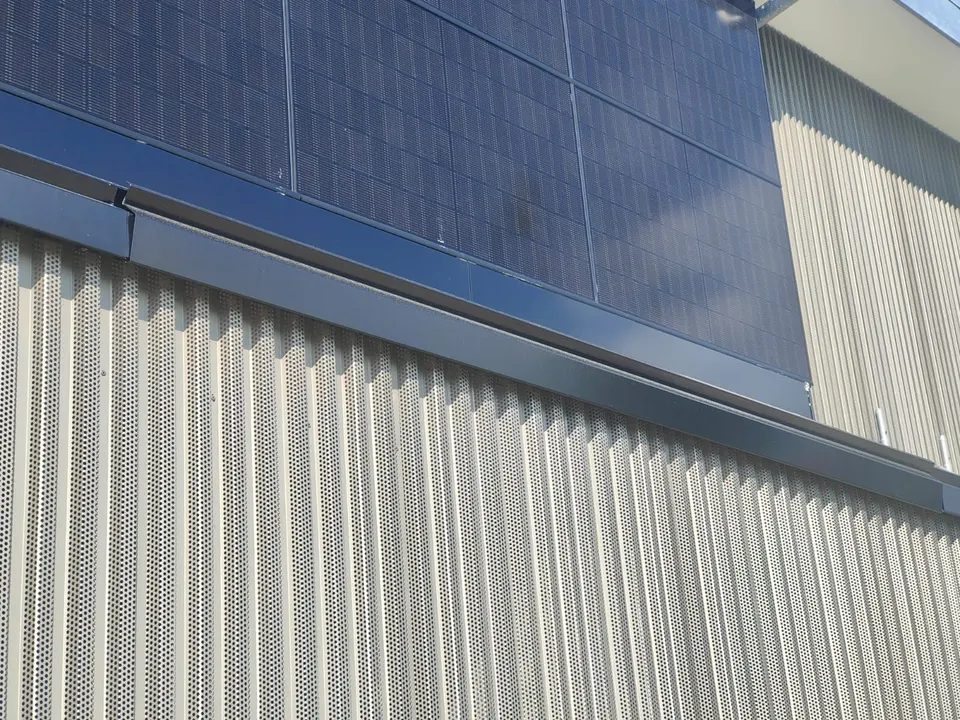 Modules solaires noirs sur le toit en tôle d’un bâtiment communal à Ursy