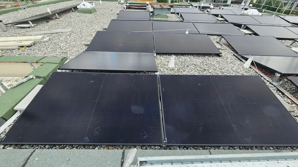 Modules solaires noirs sur le toit plat d’une villa neuve à Marsens