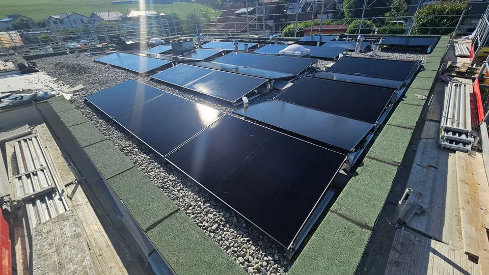 Modules solaires noirs sur le toit plat d’une villa neuve à Marsens