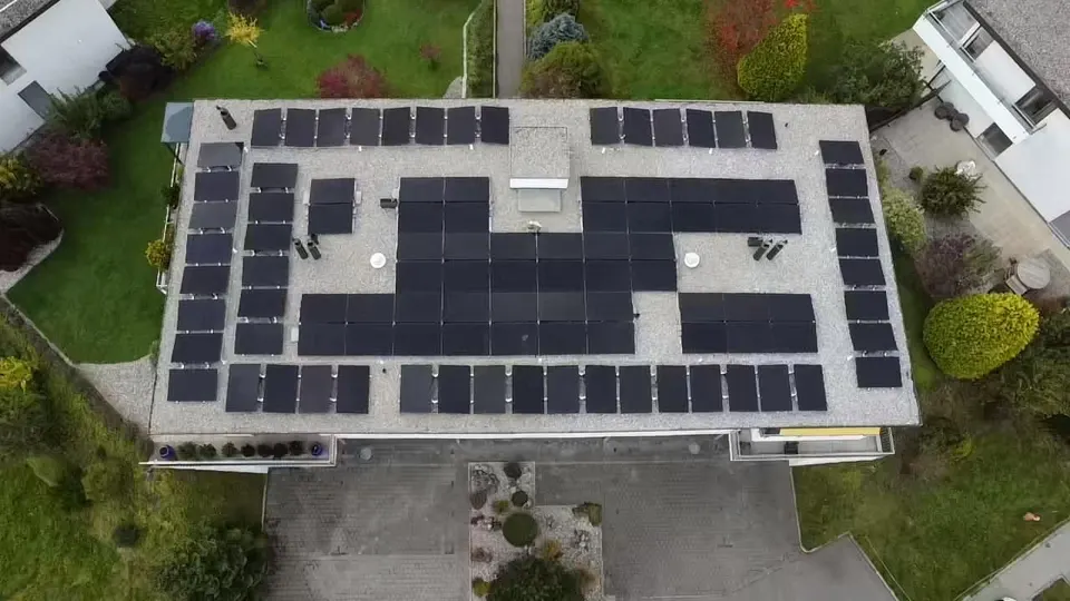 Vue aérienne zénithale : rangées de modules sur le toit plat de l’immeuble à Bulle