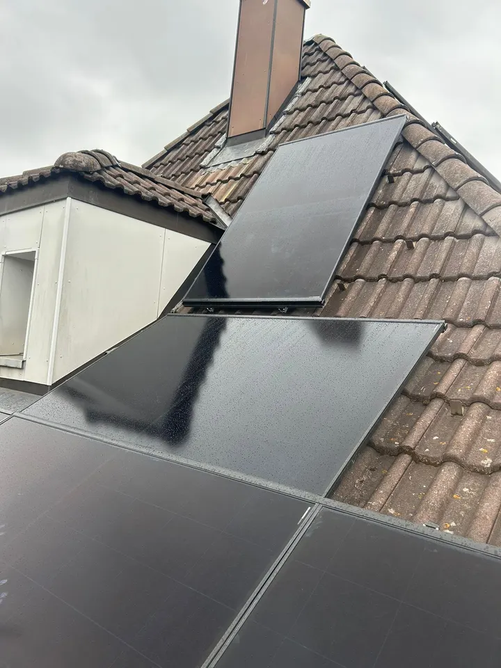 Modules solaires noirs sur le toit en tuiles d’une maison individuelle à Konolfingen