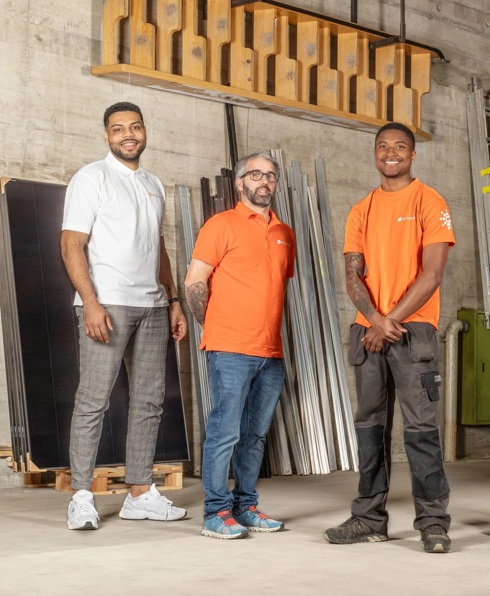 Das Team von Dimension Solaire mit Monteuren und Büroteam